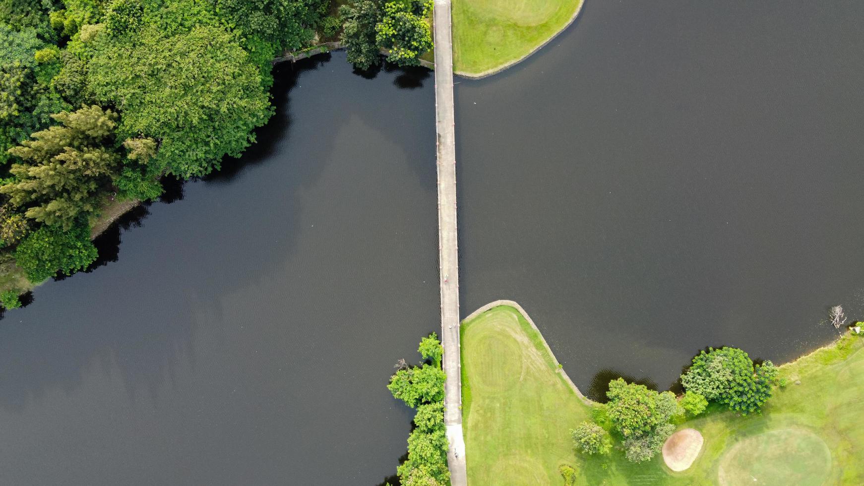 Flygfoto över stadens skog, sjöar och broar som ansluter till parken foto