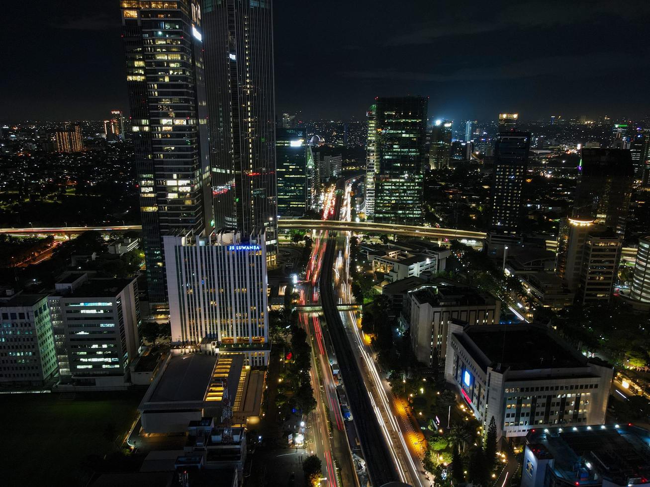 jakarta, indonesien 2021 - spektakulär natthorisont av en stor modern stad på natten foto