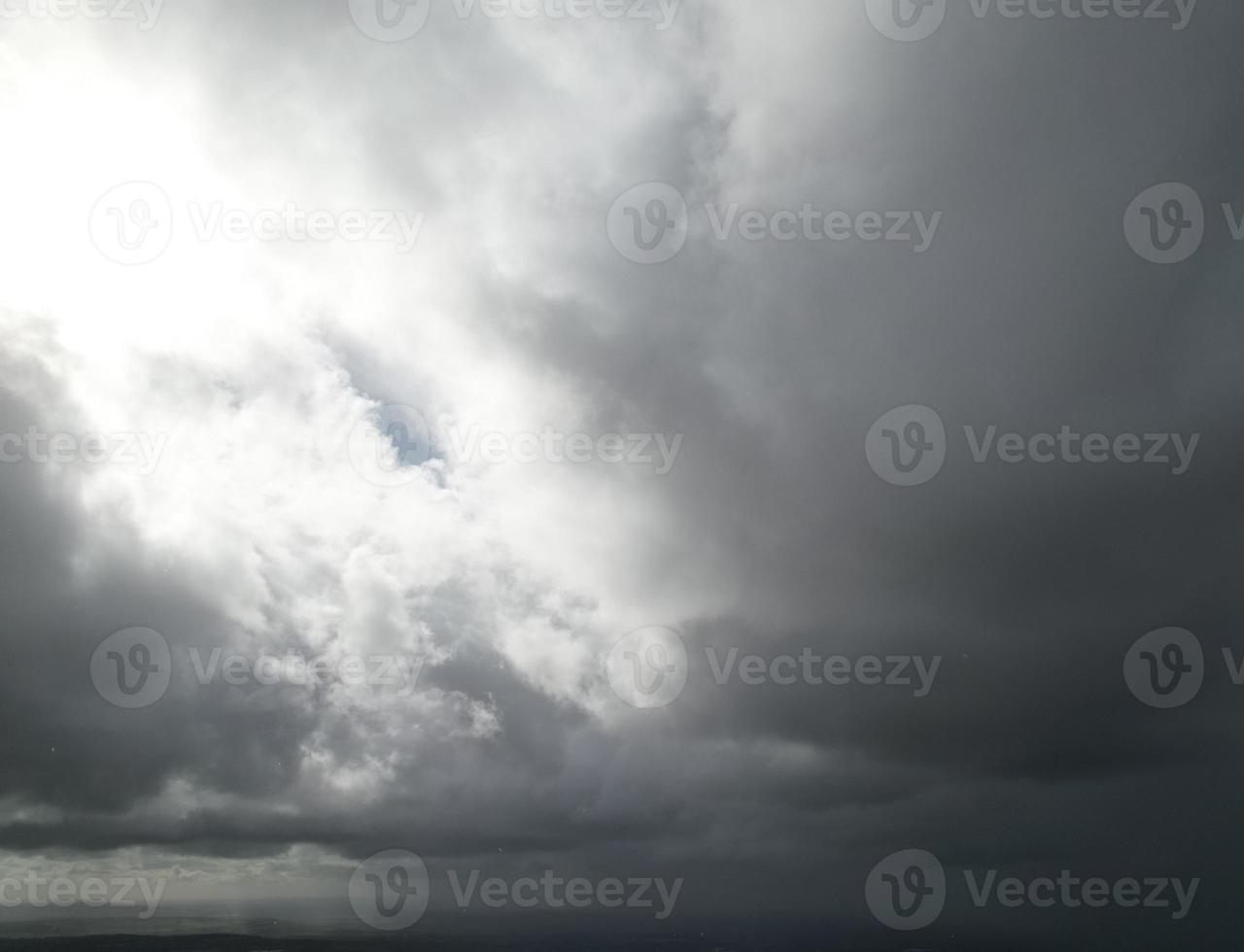 dramatisk och regn moln över England foto