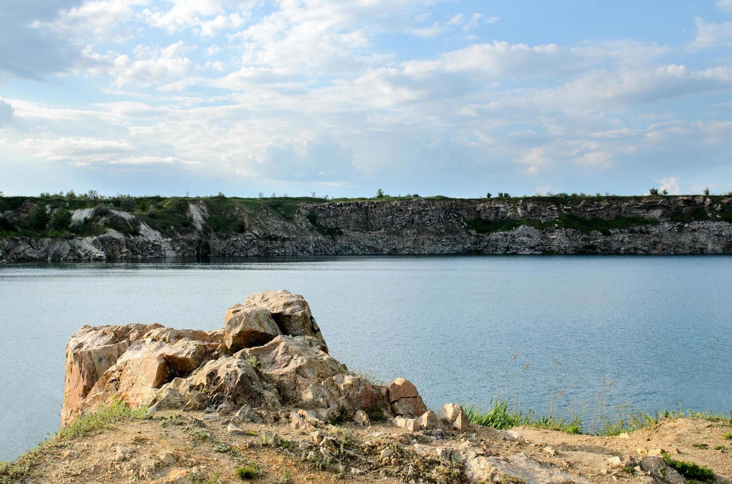 översvämmad industriell granitkanal foto