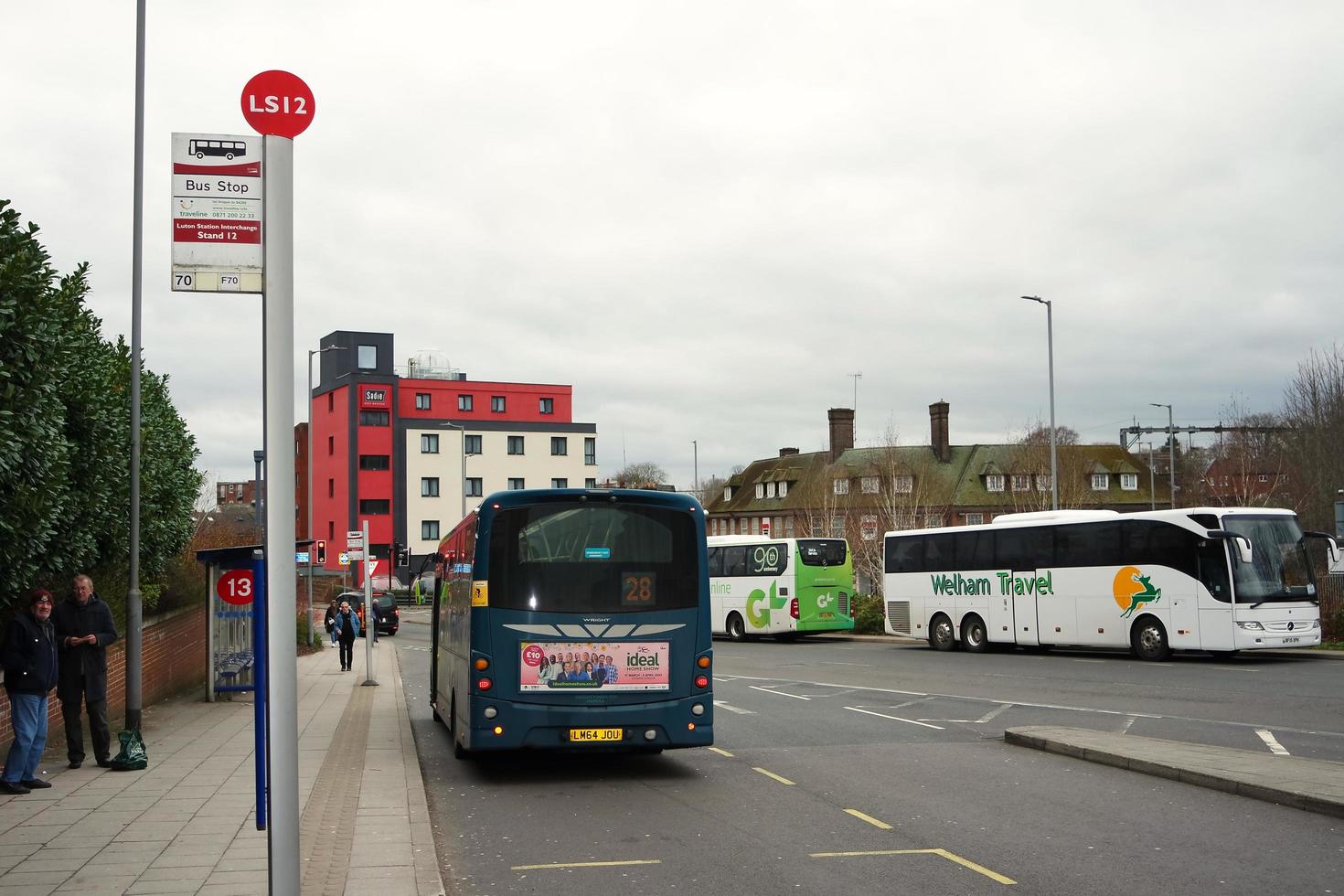 låg vinkel se av luton central buss station på huvud järnväg station av stadens centrum luton stad av England bra Storbritannien. de bild var fångad på 01 april 2023 på molnig och kall kväll foto