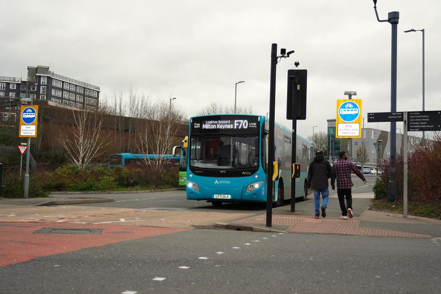 låg vinkel se av brittiskt väg och trafik på luton stad av England Storbritannien. de bild var fångad på central luton stad under en kall och molnig kväll av 01 april 2023 foto