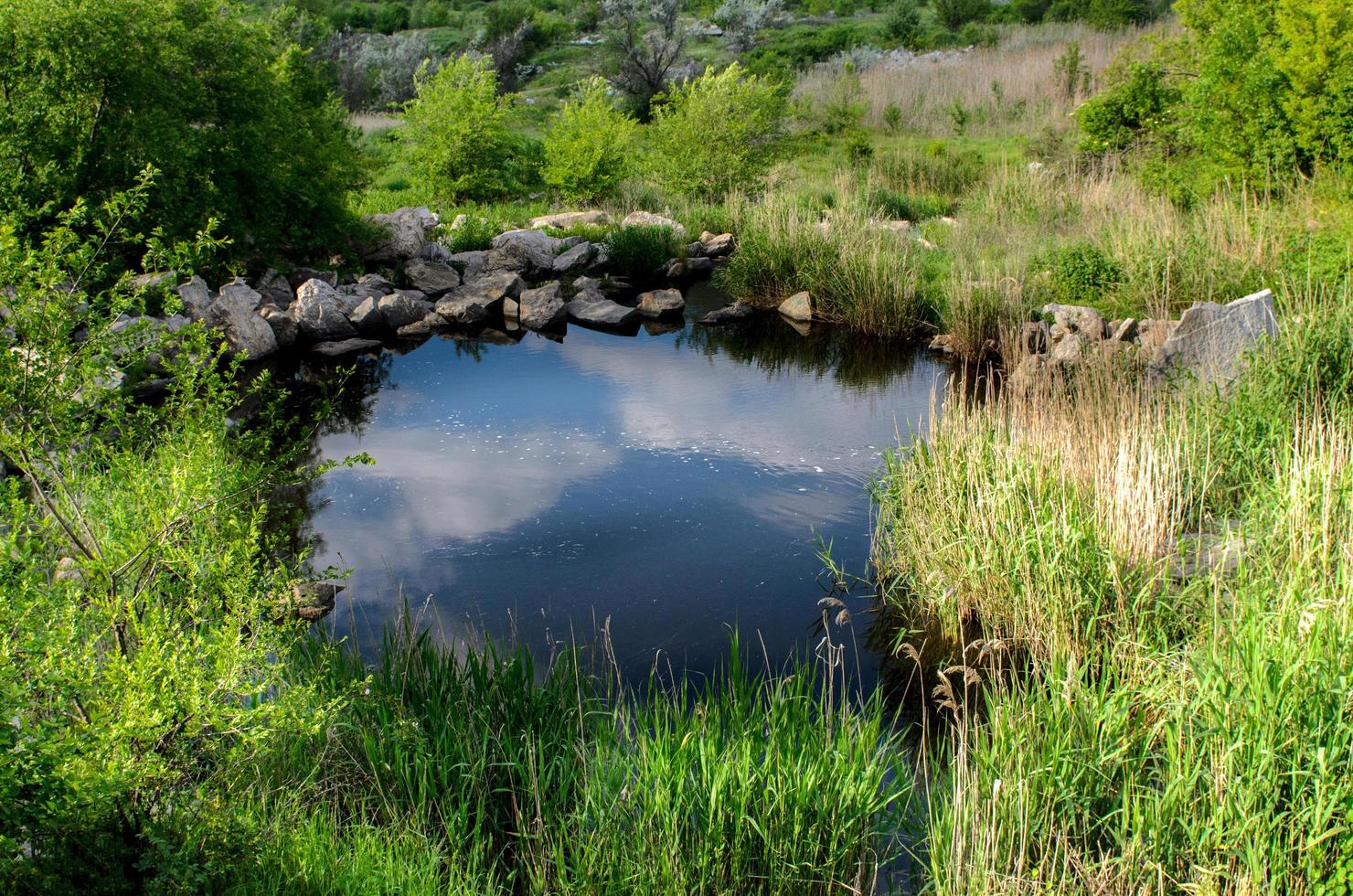 översvämmad industriell granitkanal foto