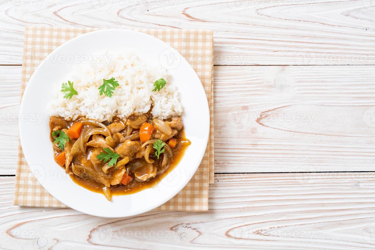 japanskt curryris med skivat fläsk, morot och lök foto