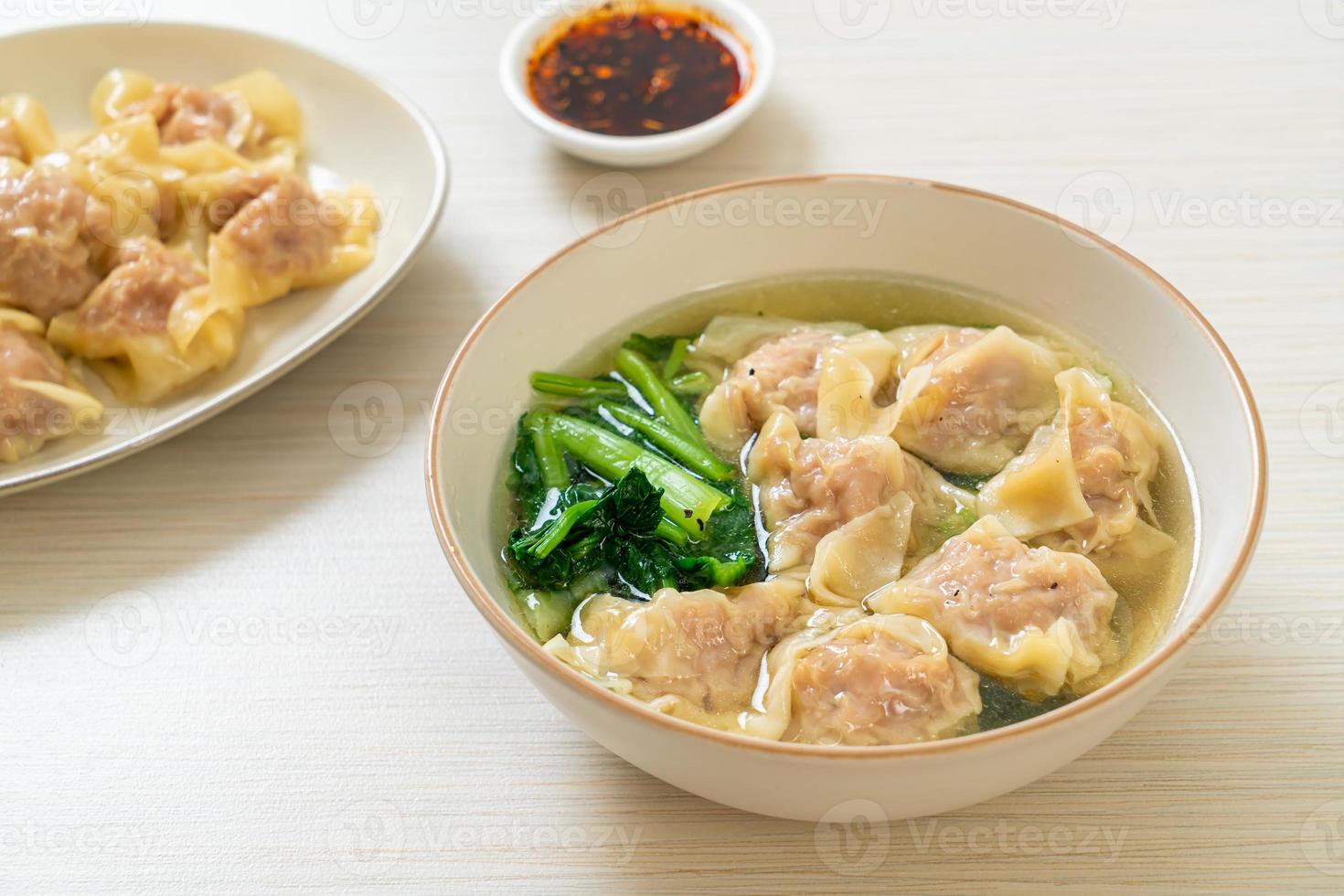 fläsk wonton soppa eller fläsk dumplings soppa med grönsaker foto