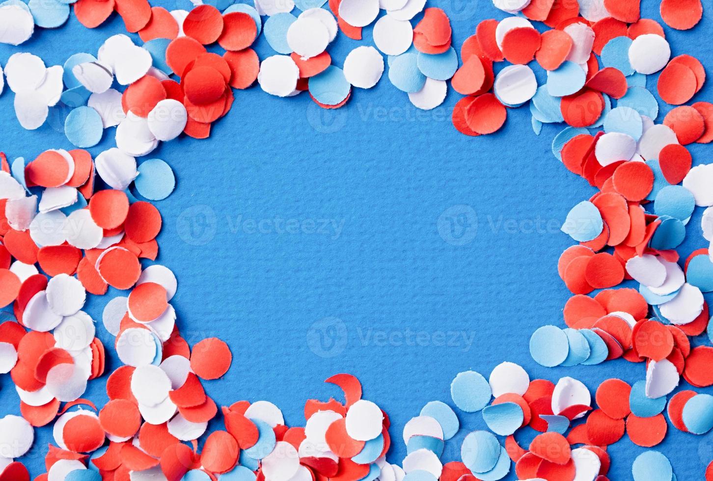 färgrik cirkel form konfetti från strimlad papper , dekorationer för fjärde juli foto