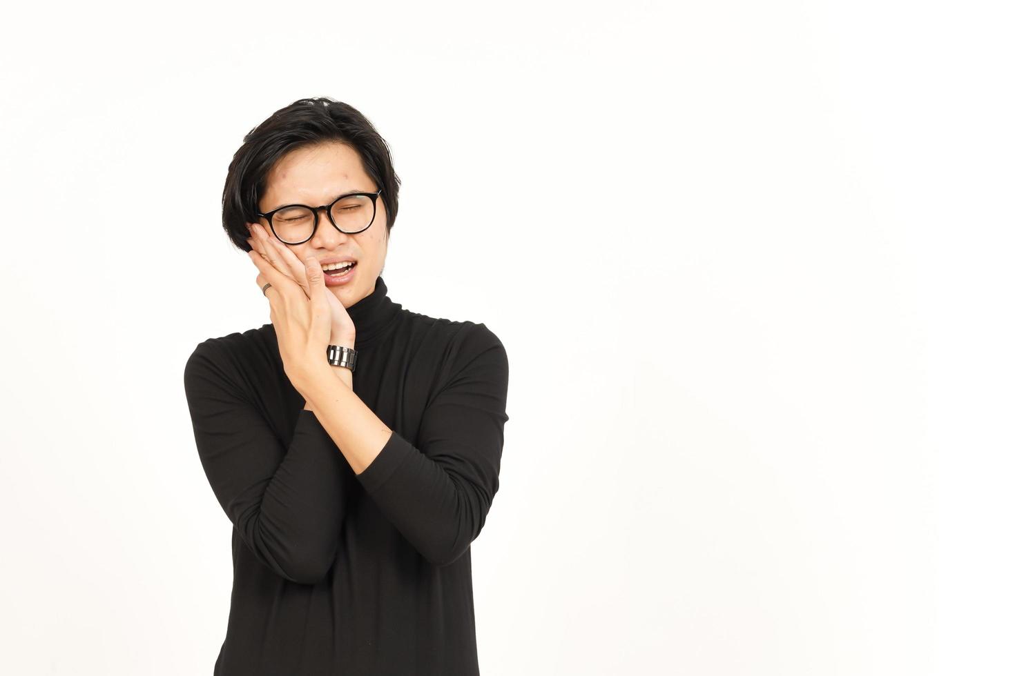 lidande tandvärk gest av stilig asiatisk man isolerat på vit bakgrund foto