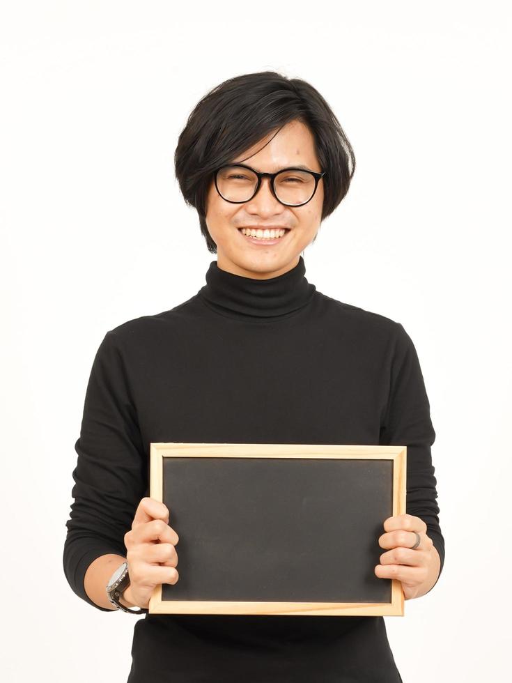som visar, presenter och innehav tom svarta tavlan av stilig asiatisk man isolerat på vit bakgrund foto