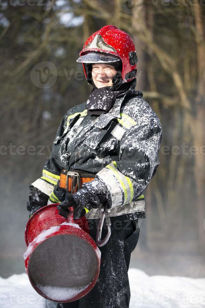 belarus, de stad av gomil, april 06, 2017. skog. brandmän släcka en brand. brandman i de skog. foto