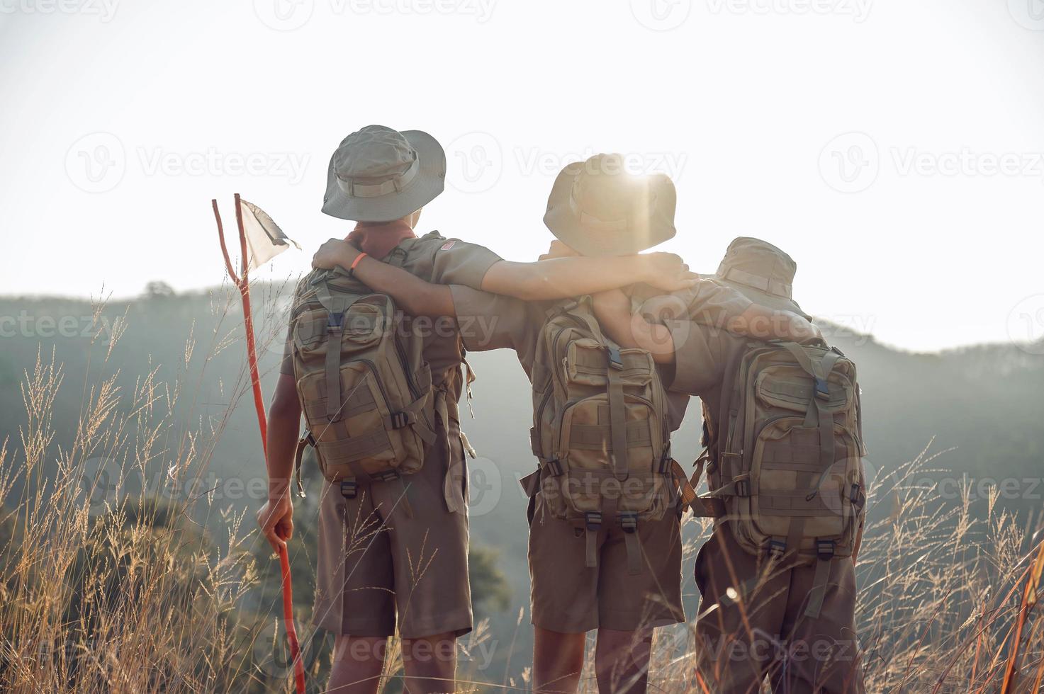 en spana boka team på djungel läger, pojke spana Amerika foto