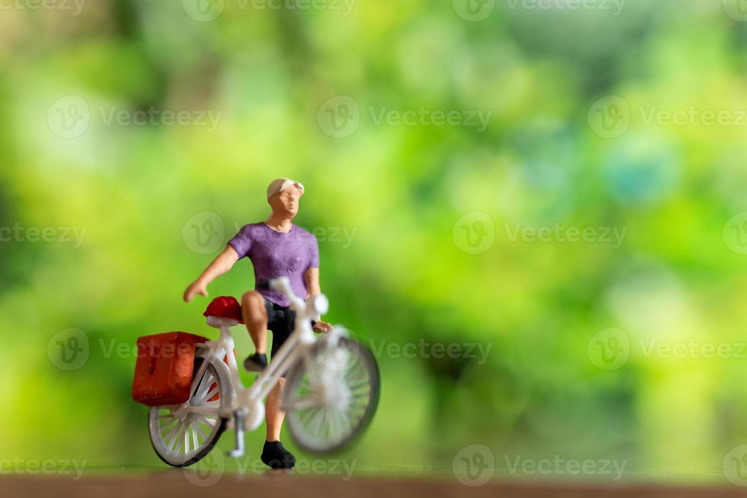 miniatyr- människor stående med cykel, värld cykel dag begrepp foto