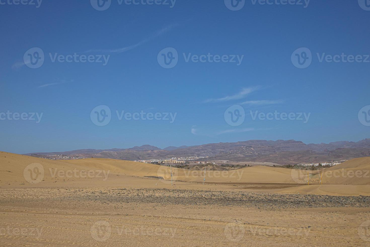 sommar öken- landskap på en värma solig dag från maspalomas sanddyner på de spanska ö av gran canaria foto