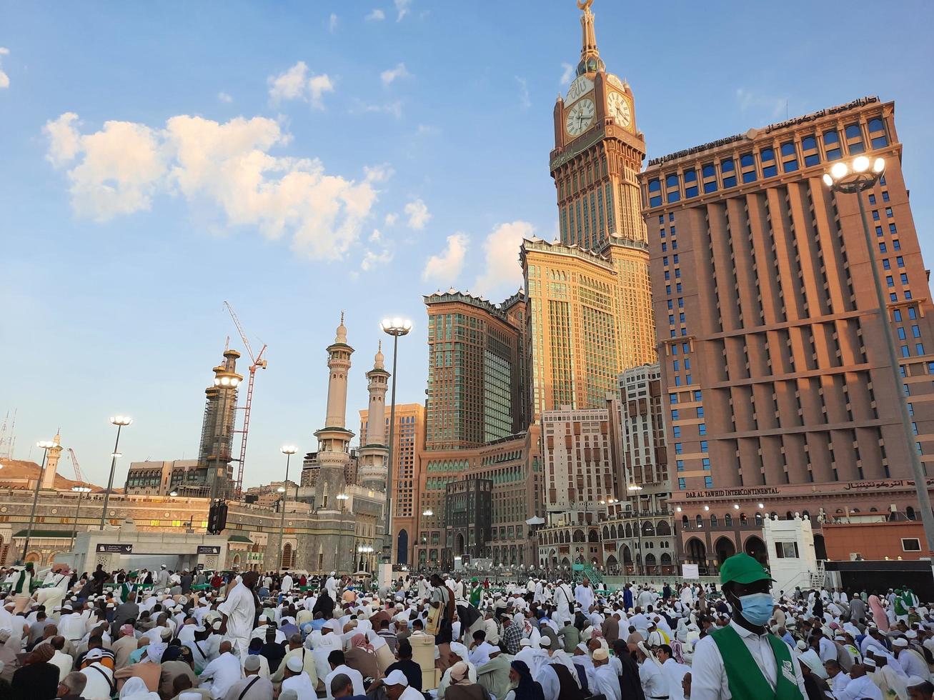 mecka, saudi Arabien, april 2023 - pilgrimer från annorlunda länder runt om de värld är upptagen brytning deras snabb i de gård utanför masjid al-haram. foto