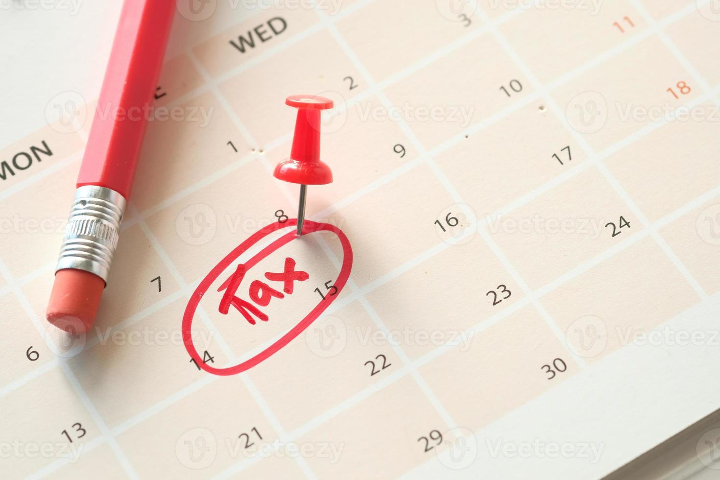 skattedagskoncept med röd cirkel på kalenderdatum foto