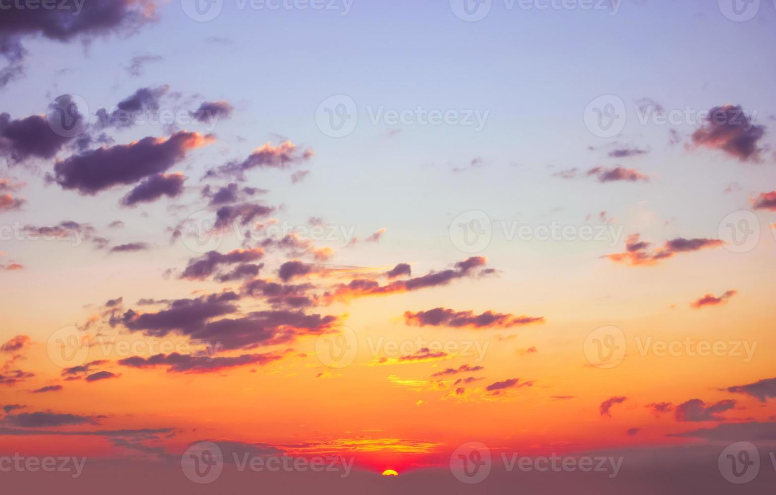 verklig Fantastisk panorama- soluppgång eller solnedgång himmel med mild färgrik moln. lång panorama, beskära den foto