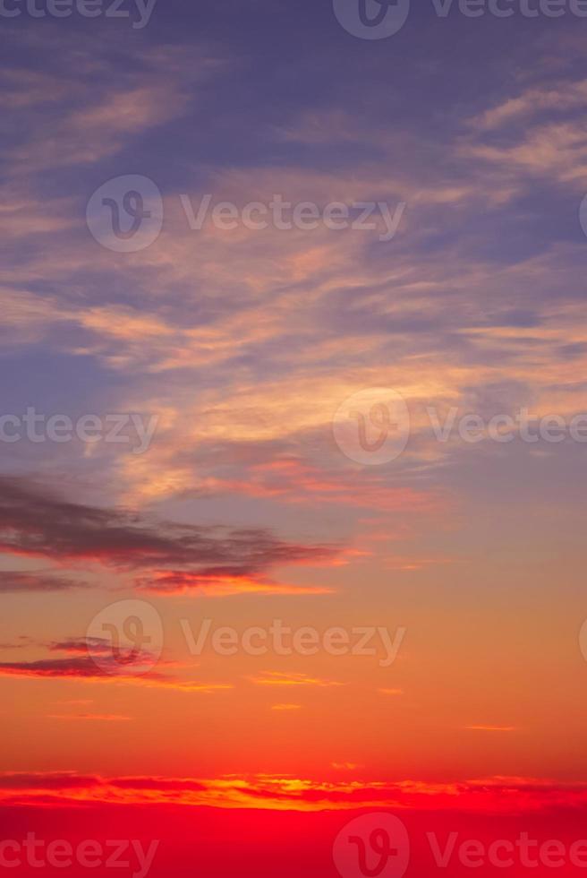 verklig Fantastisk panorama- soluppgång eller solnedgång himmel med mild färgrik moln. lång panorama, beskära den foto