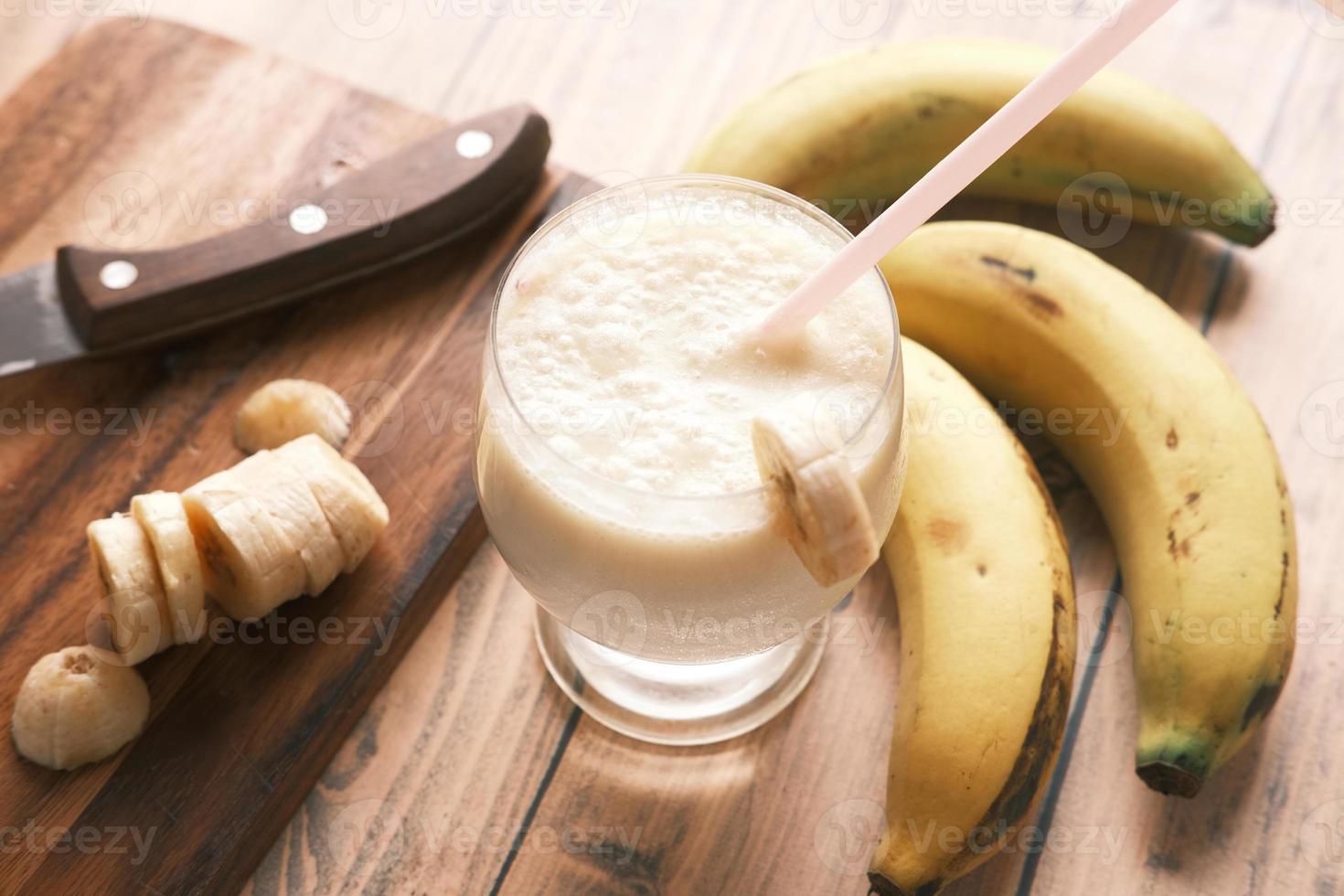 banansmoothie med rosa halm foto