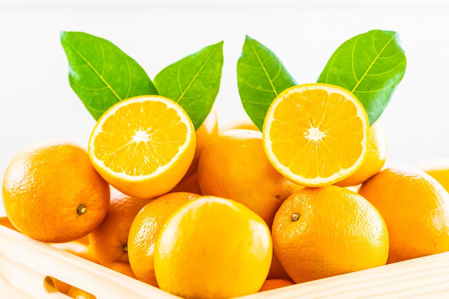 färska apelsiner på bordet foto