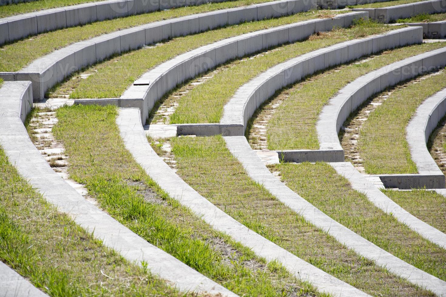 rader av trappa och gräs i de amfiteater. modern arkitektur och landskap design i de parkera. foto