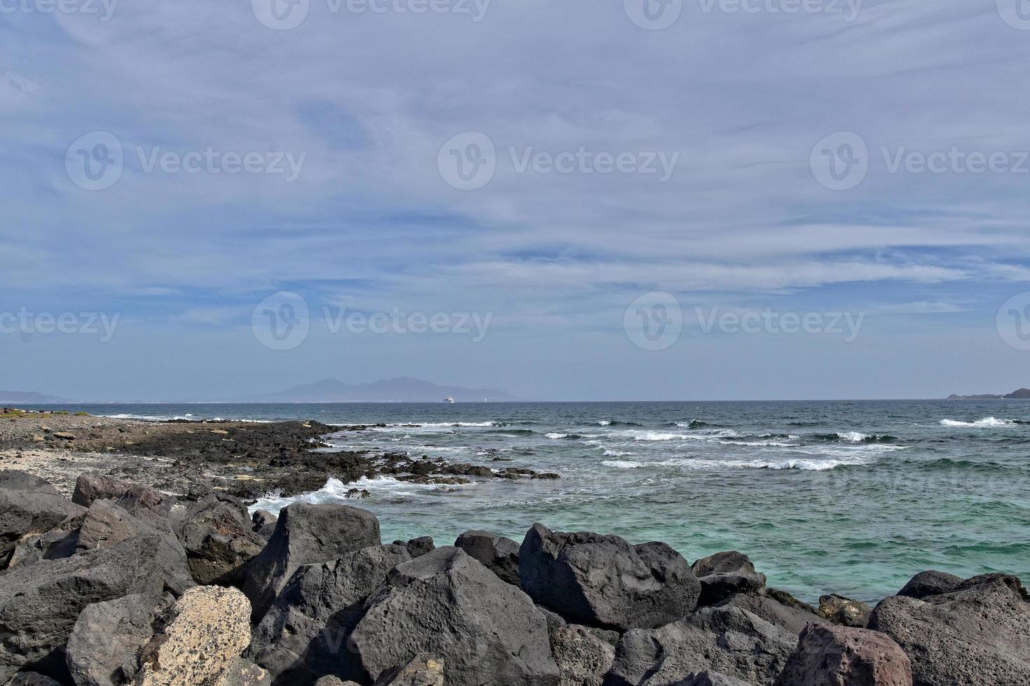 hav landskap med de hav och en se av de spanska ö av de lobos med en fartyg i de bakgrund foto