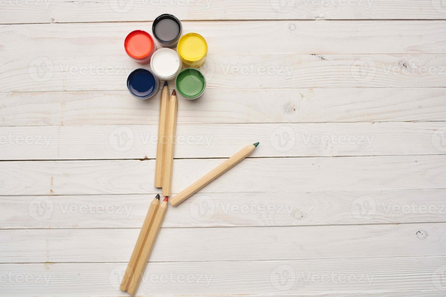vattenfärg målarfärger och pennor i de form av en blomma foto