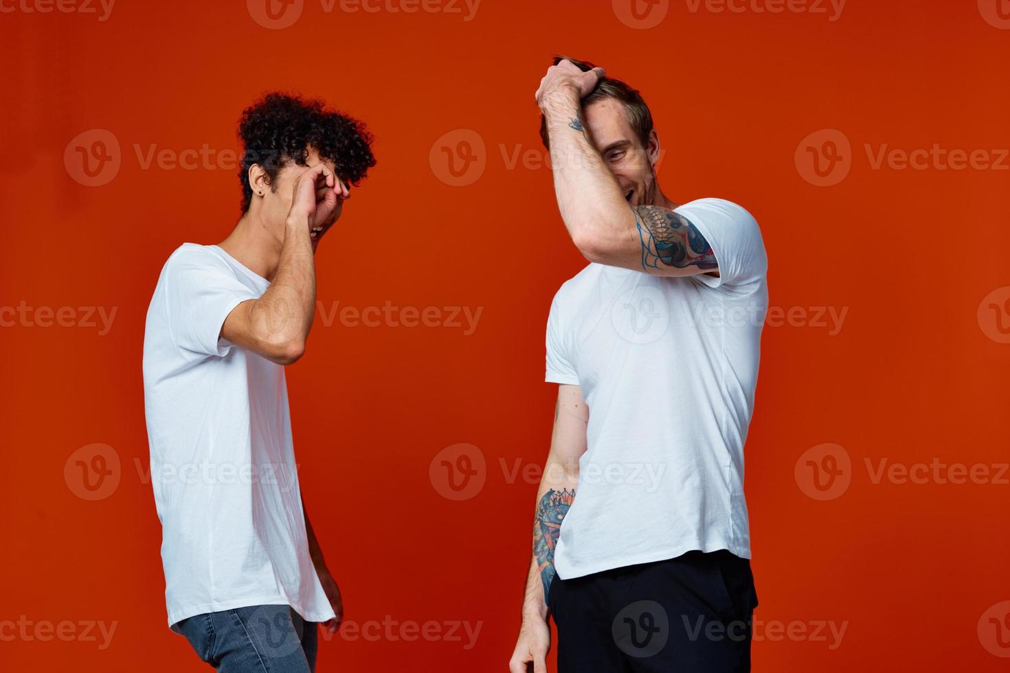 två vänner i vit t-tröjor konstruktion lag han känslor foto