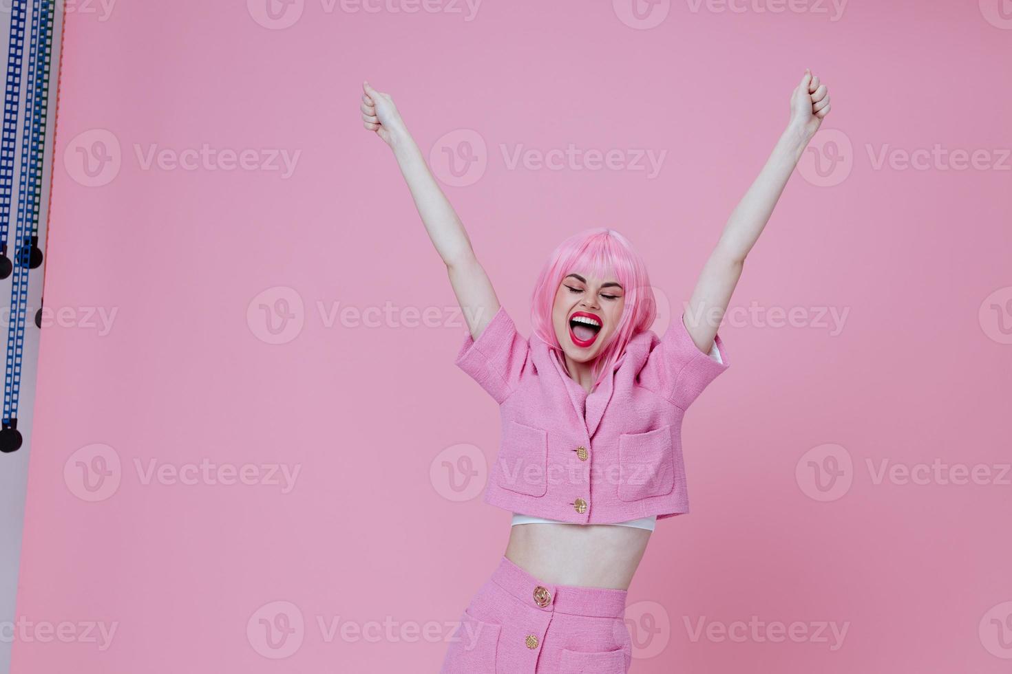 ung positiv kvinna ljus smink rosa hår glamour Färg bakgrund oförändrad foto