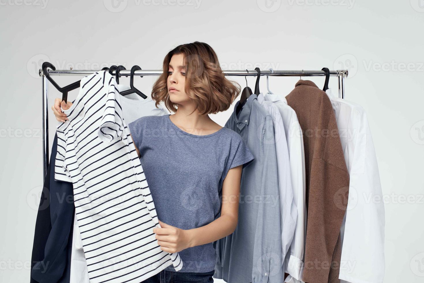 Söt kvinna kläder passande modern stil isolerat bakgrund foto