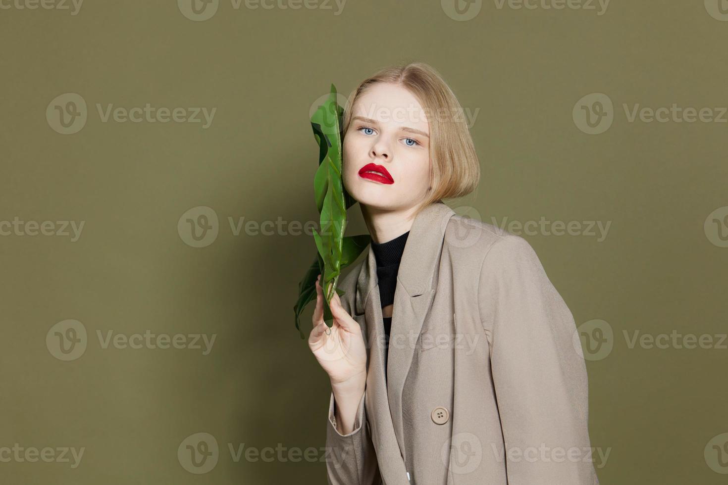 glamorös kvinna i täcka röd mun mode handflatan blad studio modell oförändrad foto