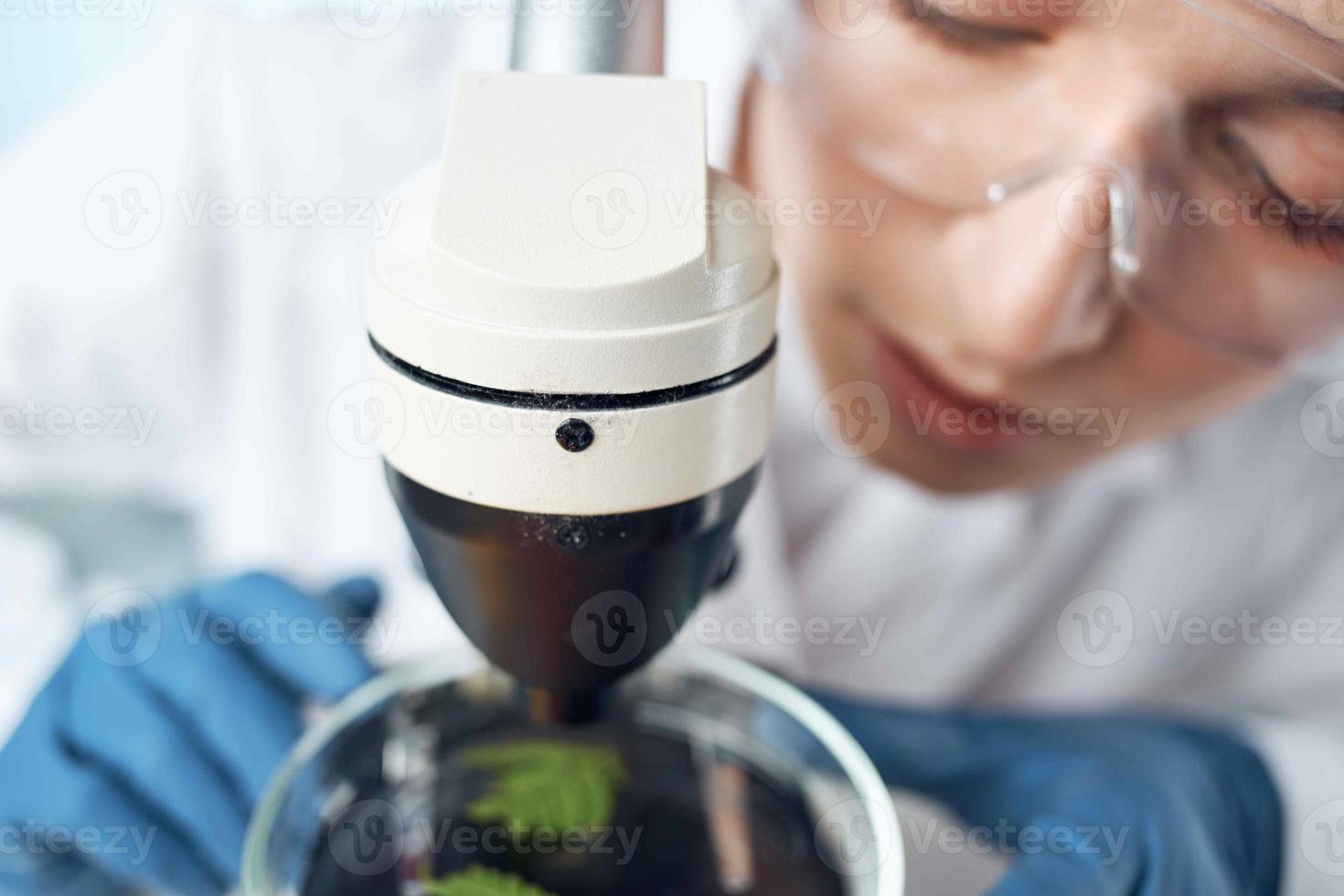 kvinna laboratorium assistent kemisk lösning mikroskop forskning bioteknik foto