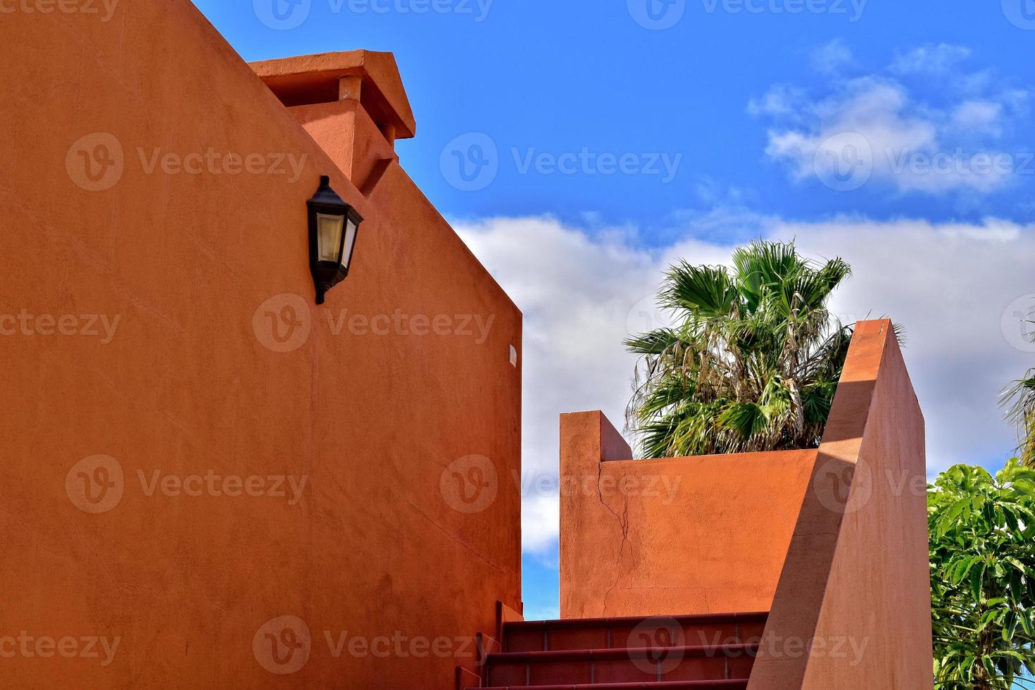 kontrasterande arkitektonisk detaljer på de spanska kanariefågel ö fuerteventura mot en blå himmel foto