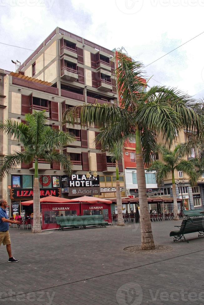 intressant färgrik Semester hus i de gator av de spanska stad av sanca cruz i tenerife foto