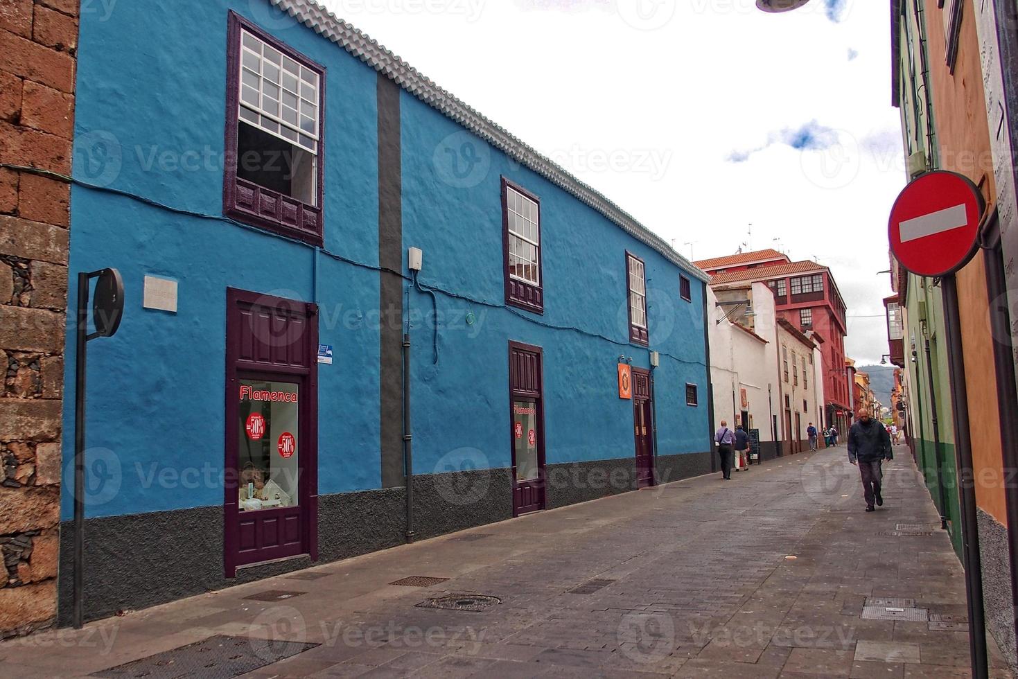 plats landskap med gammal historisk hyresgäster och gator i de före detta huvudstad av de spanska kanariefågel ö tenerife foto