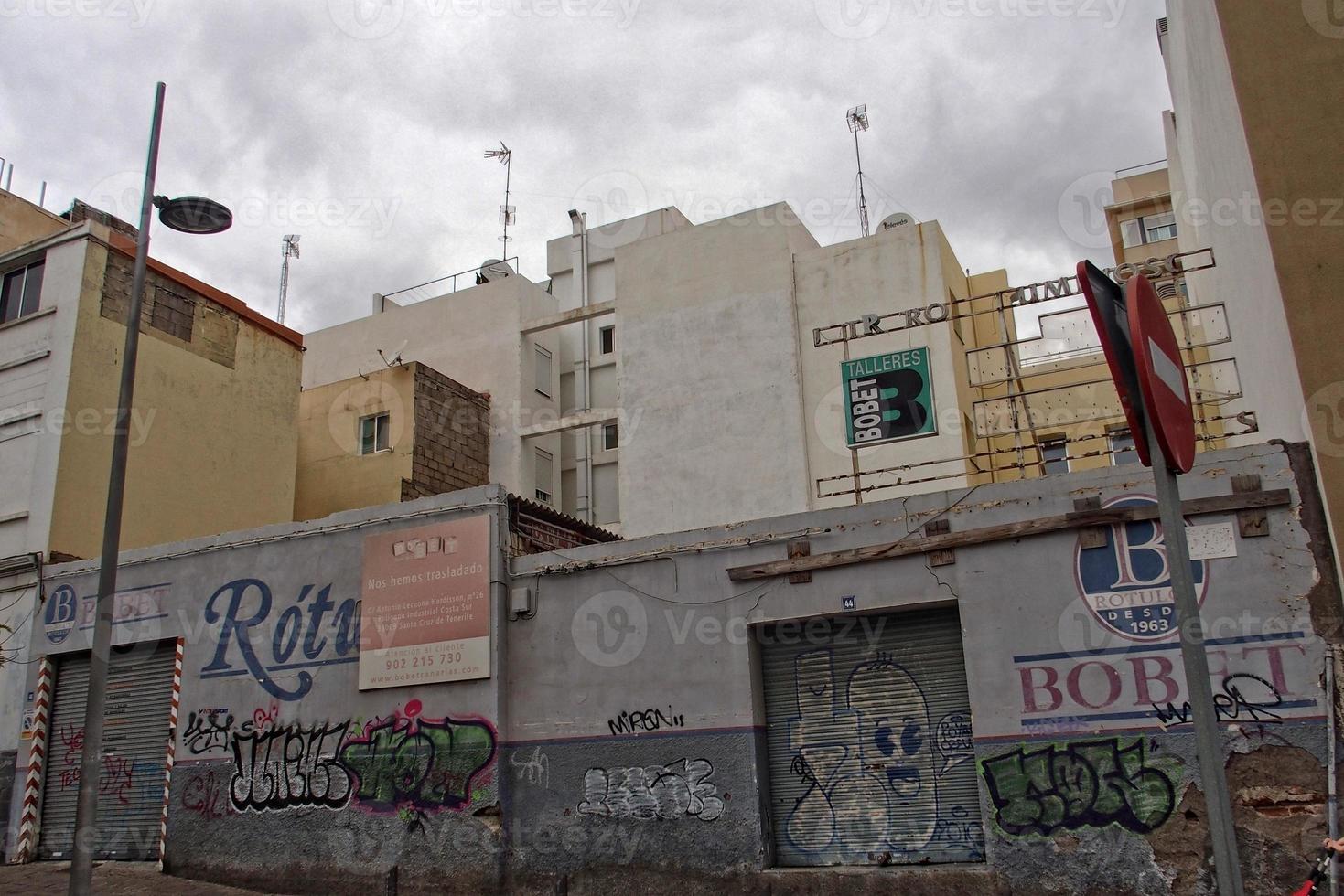 intressant färgrik Semester hus i de gator av de spanska stad av sanca cruz i tenerife foto