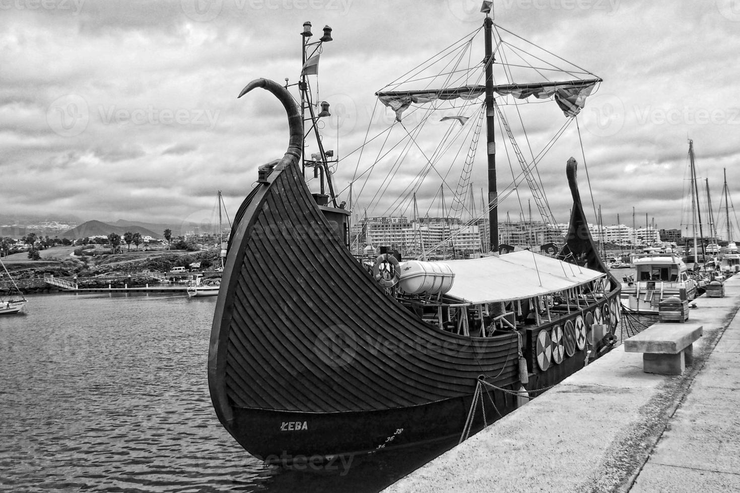 marinmålning utsikt de hamn av tenerife på de spanska kanariefågel ö på en värma sommar dag foto