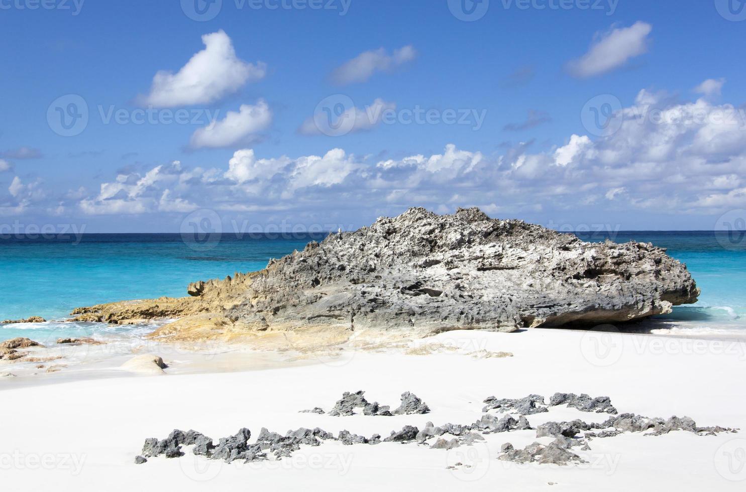 halv måne cay ö klippig och sandig strand foto