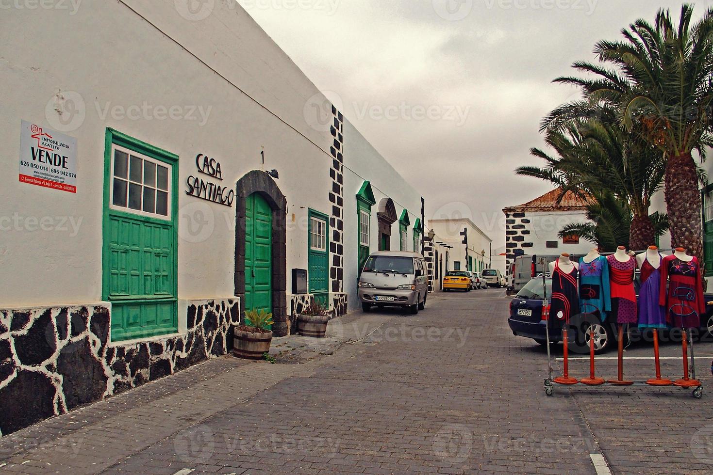 vit låg historisk byggnader och smal gator i de spanska stad av teguise, lanzarote foto