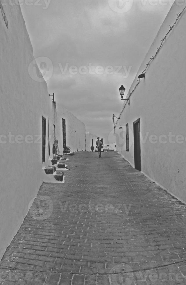 vit låg historisk byggnader och smal gator i de spanska stad av teguise, lanzarote foto