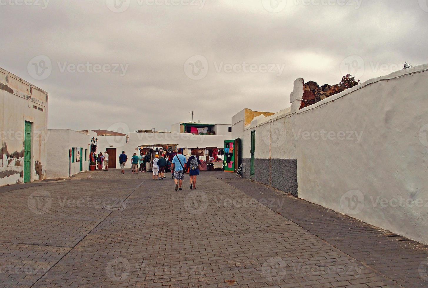 vit låg historisk byggnader och smal gator i de spanska stad av teguise, lanzarote foto