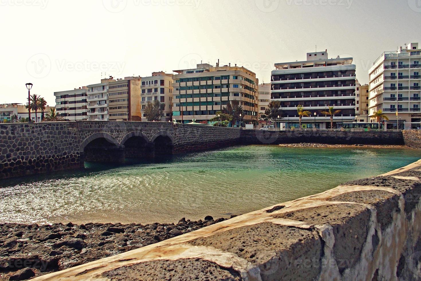 havet landskap från de huvudstad av de kanariefågel ö lanzarote arrecife i Spanien på en solig värma sommar dag foto