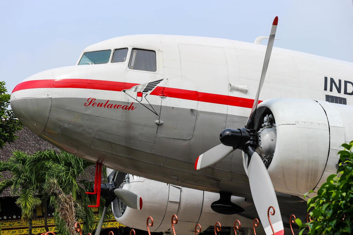 jakarta, indonesien i juli 2022. dakota ri-001 seulawah är en transport flygplan som är de först flygplan som tillhör till de republik av indonesien foto