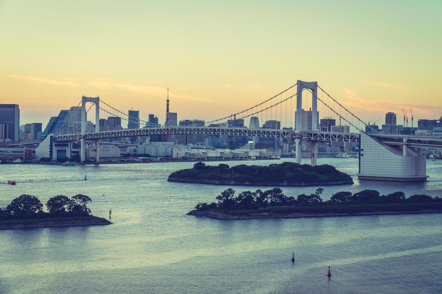 stadsbild av tokyo stad med regnbågsbro, japan foto