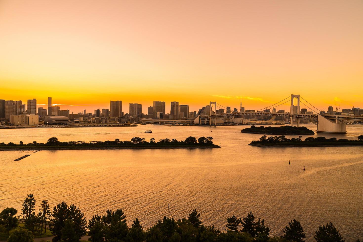 stadsbild av tokyo stad med regnbågsbro, japan foto