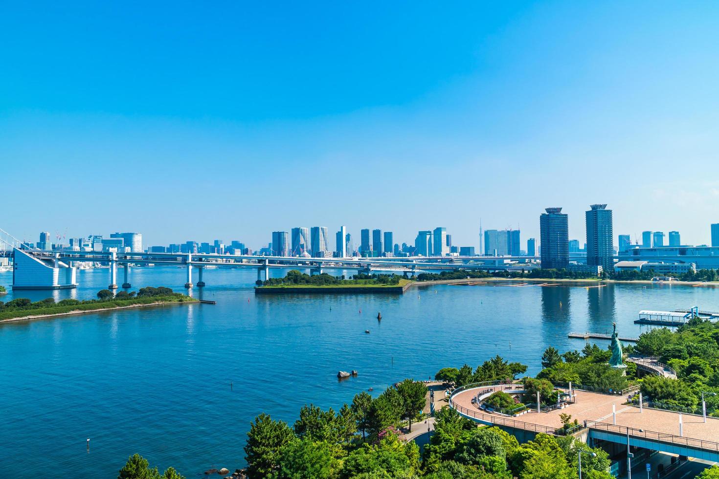 stadsbild av tokyo stad med regnbågsbro, japan foto