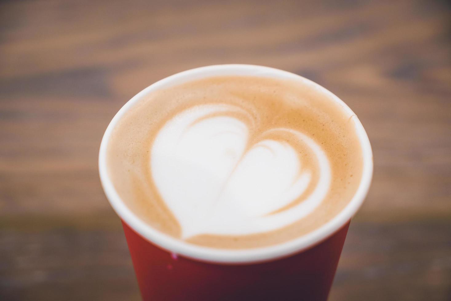 hjärta latte kaffe i röd kopp foto