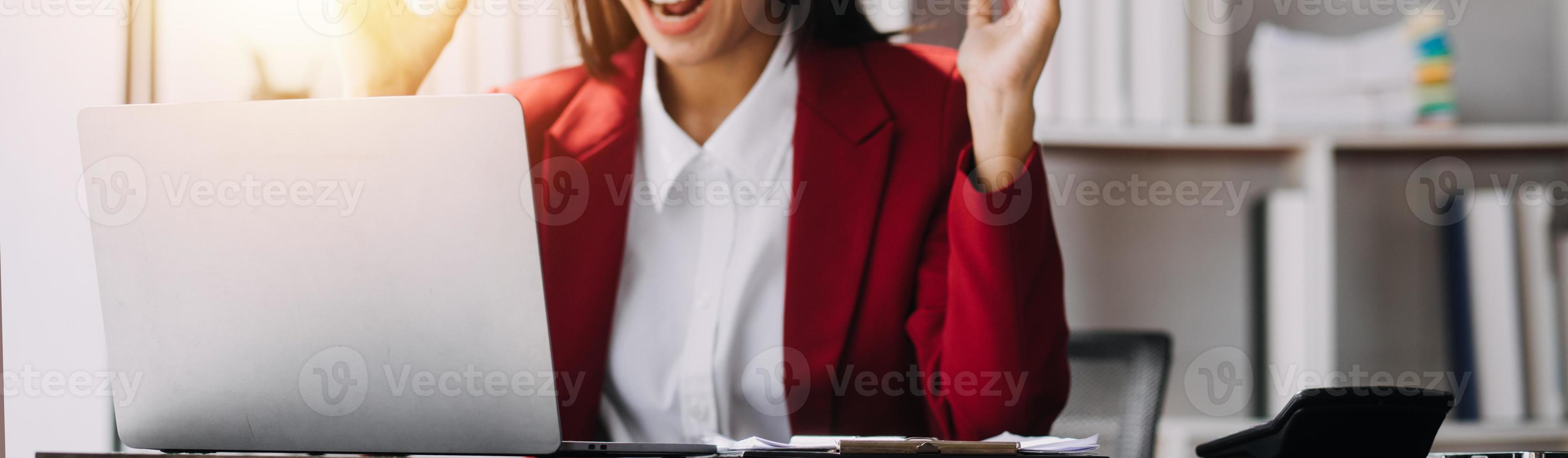 asiatisk företag kvinna använder sig av kalkylator och bärbar dator för håller på med matematik finansiera på ett kontor skrivbord, beskatta, Rapportera, bokföring, statistik, och analytisk forskning begrepp foto