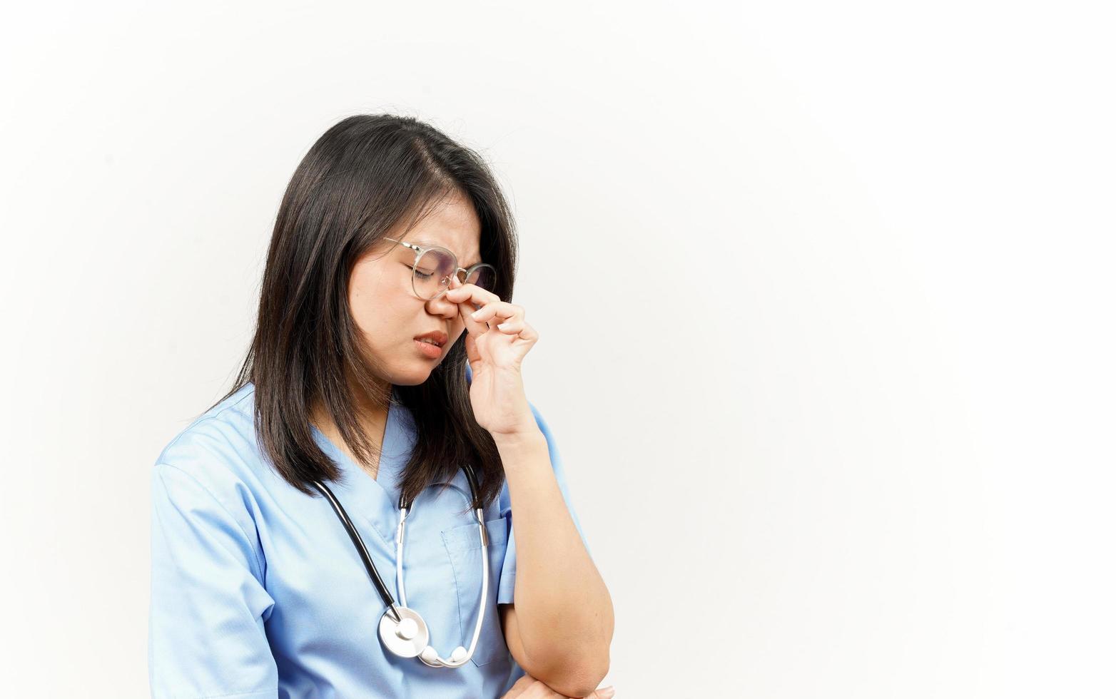 lidande huvudvärk av asiatisk ung läkare isolerat på vit bakgrund foto