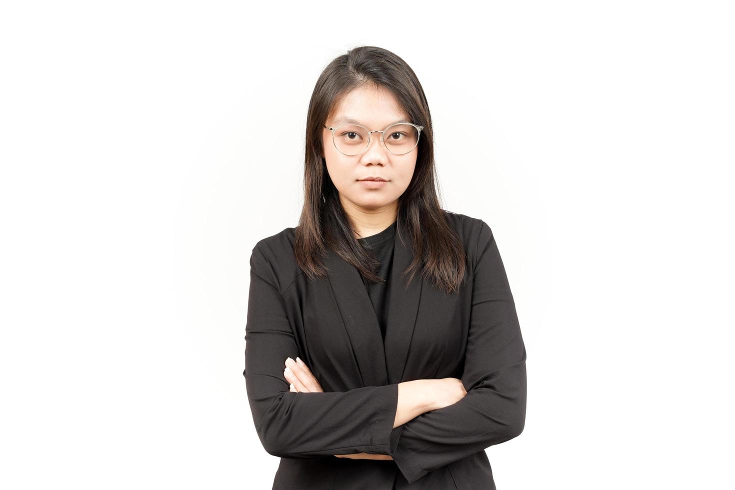 leende och ser till kamera av skön asiatisk kvinna bär svart blazer isolerat på vit foto