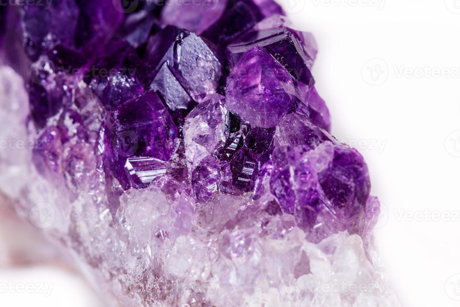 makro mineral sten lila ametist i kristaller på en vit bakgrund foto