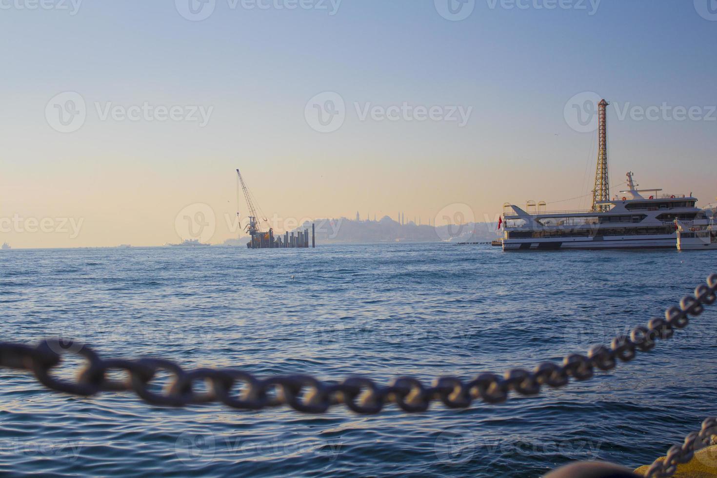 landskap av de istanbul bosphorus med fartyg på den under en molnig himmel i de kväll foto